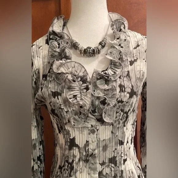 LAURA - Ruffled v-neck button-down blouse. - Picture 3 of 3